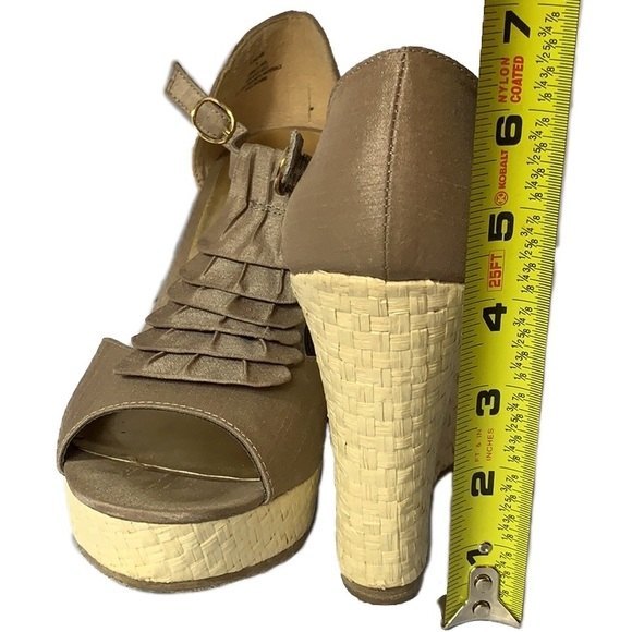 Steve Madden Ruffle Satin Wedge Heel Sandal Size 9 - Picture 6 of 11